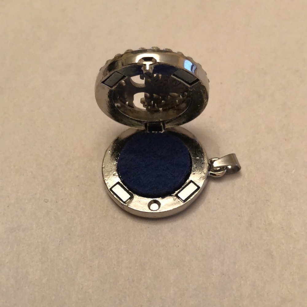 TREE OF LIFE Aromatherapy Pendant, Necklace & Extra Diffuser Tab - Picture 5 of 9